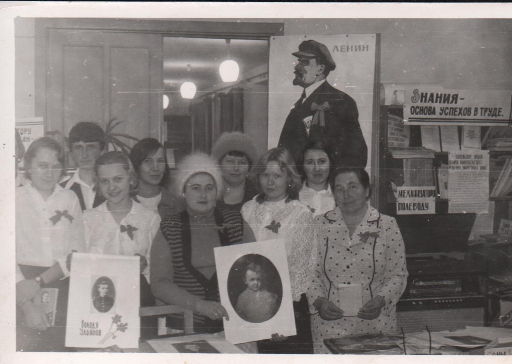 устный журнал к дню рождения В.И. Ленина со старшеклассниками Гумбейской школы, 1970-е.jpg